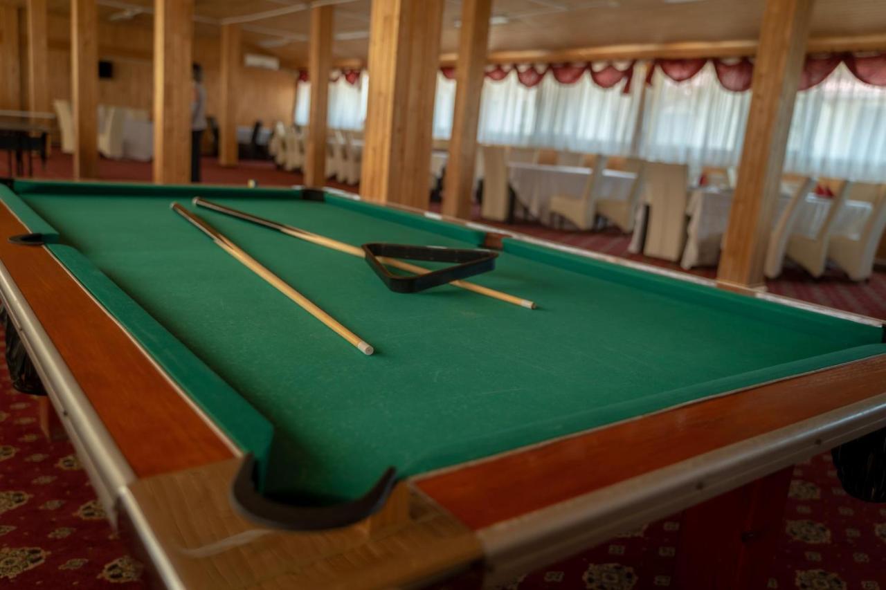Hotel Turist Pucioasa Екстер'єр фото