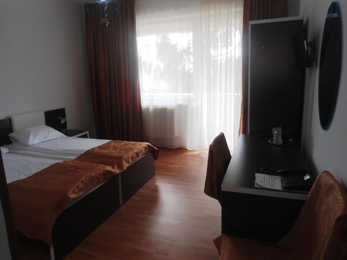Hotel Turist Pucioasa Екстер'єр фото