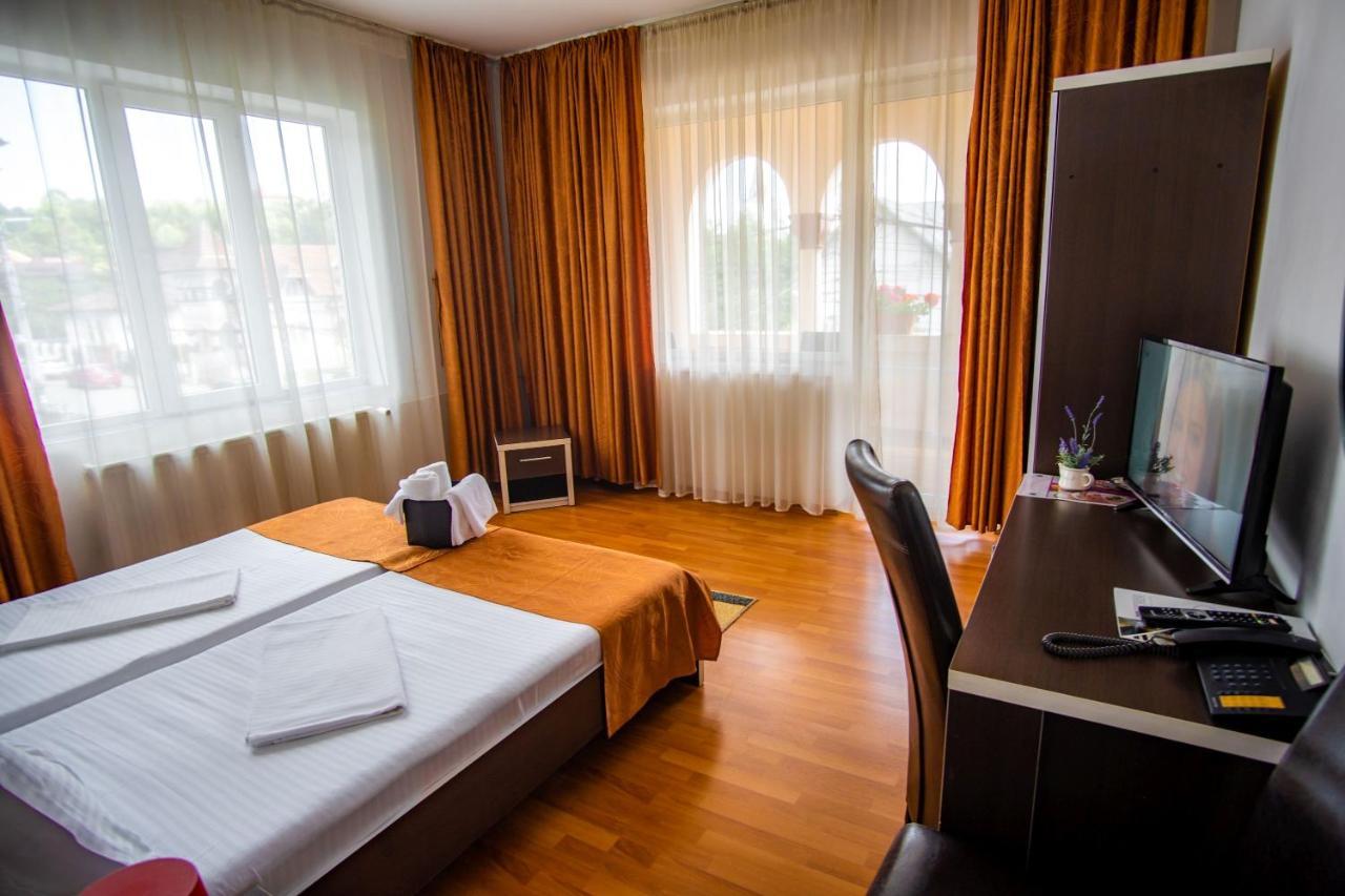 Hotel Turist Pucioasa Екстер'єр фото