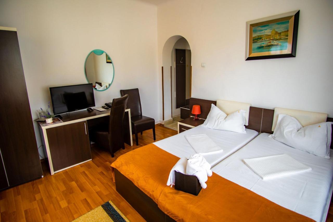 Hotel Turist Pucioasa Екстер'єр фото