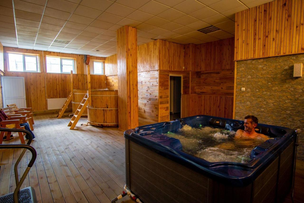 Hotel Turist Pucioasa Екстер'єр фото