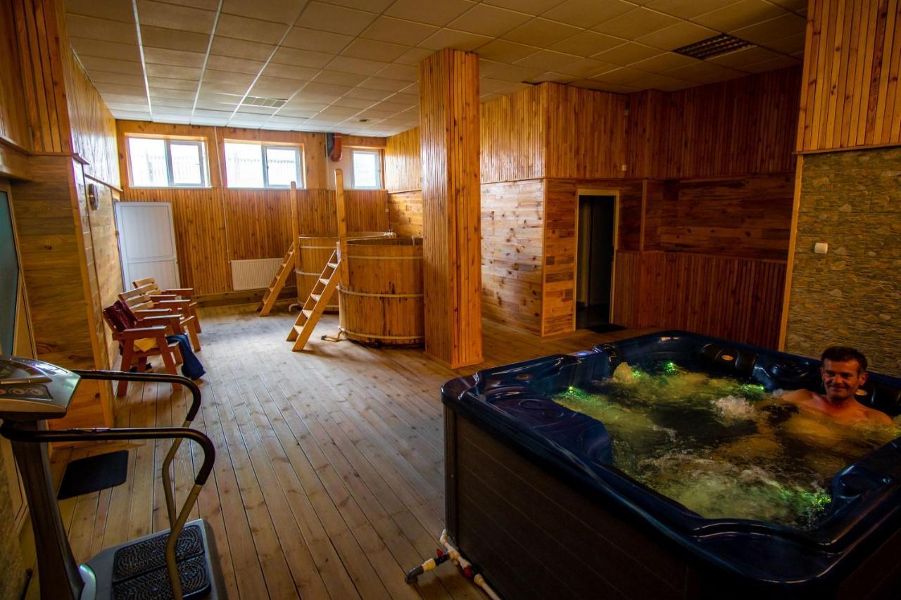 Hotel Turist Pucioasa Екстер'єр фото