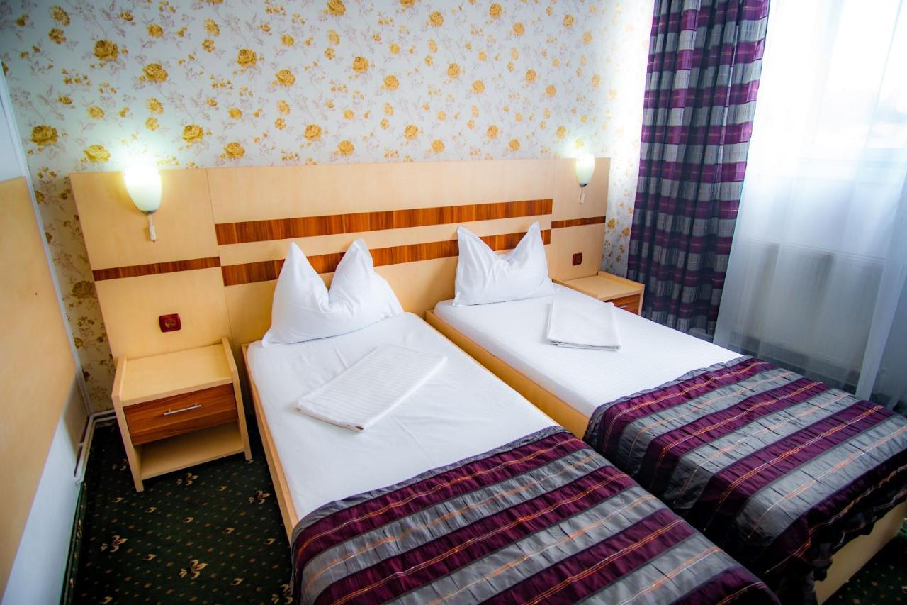 Hotel Turist Pucioasa Екстер'єр фото