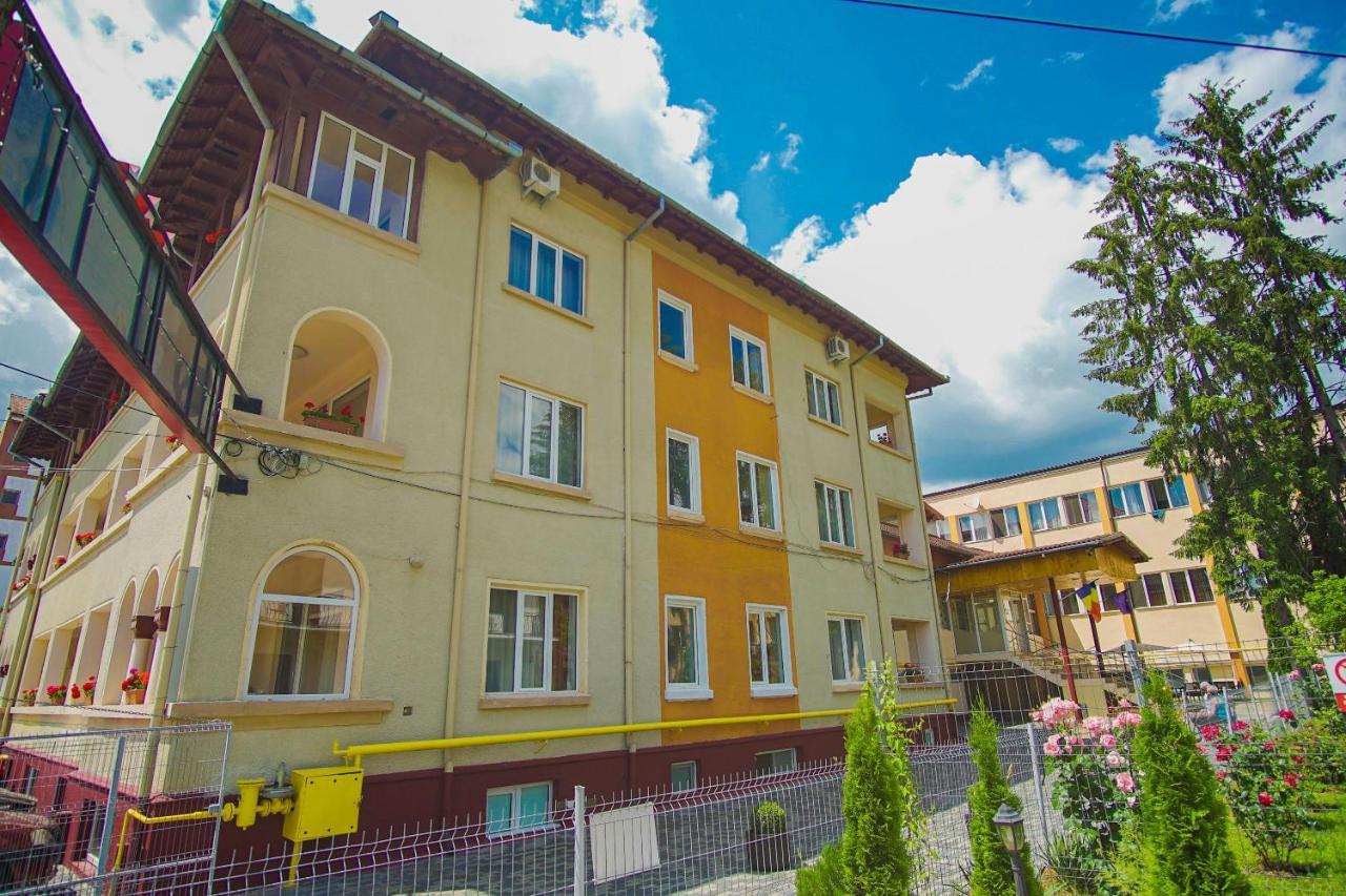 Hotel Turist Pucioasa Екстер'єр фото