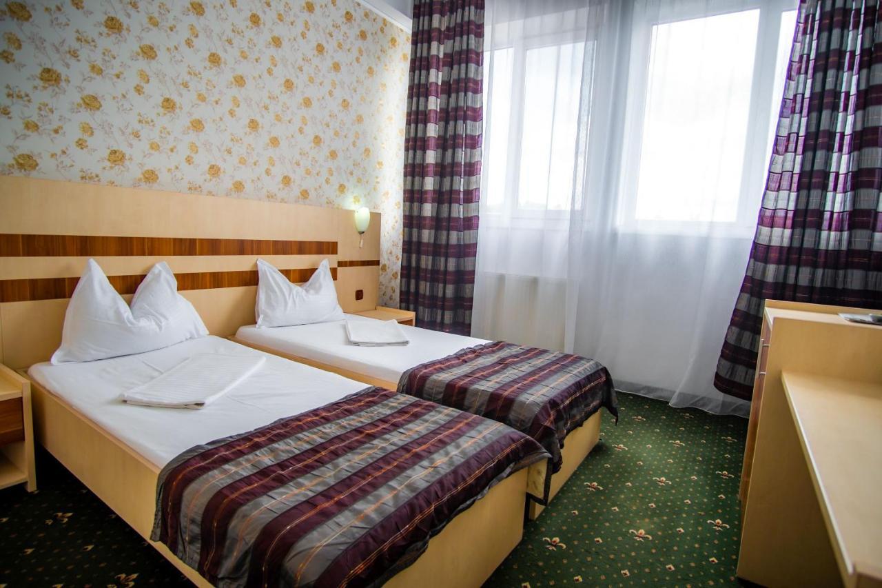 Hotel Turist Pucioasa Екстер'єр фото