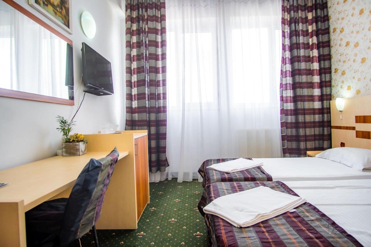 Hotel Turist Pucioasa Екстер'єр фото
