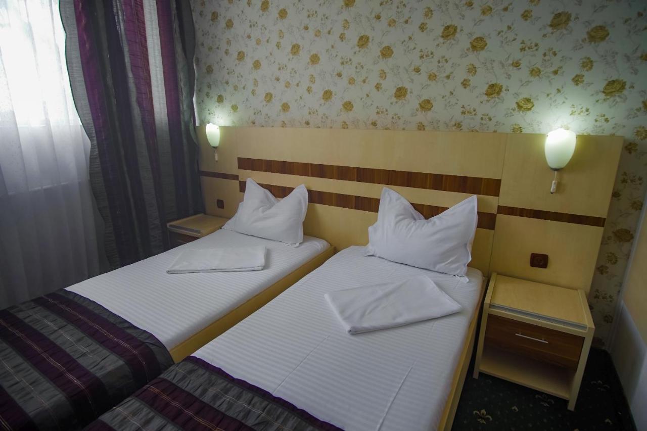 Hotel Turist Pucioasa Екстер'єр фото