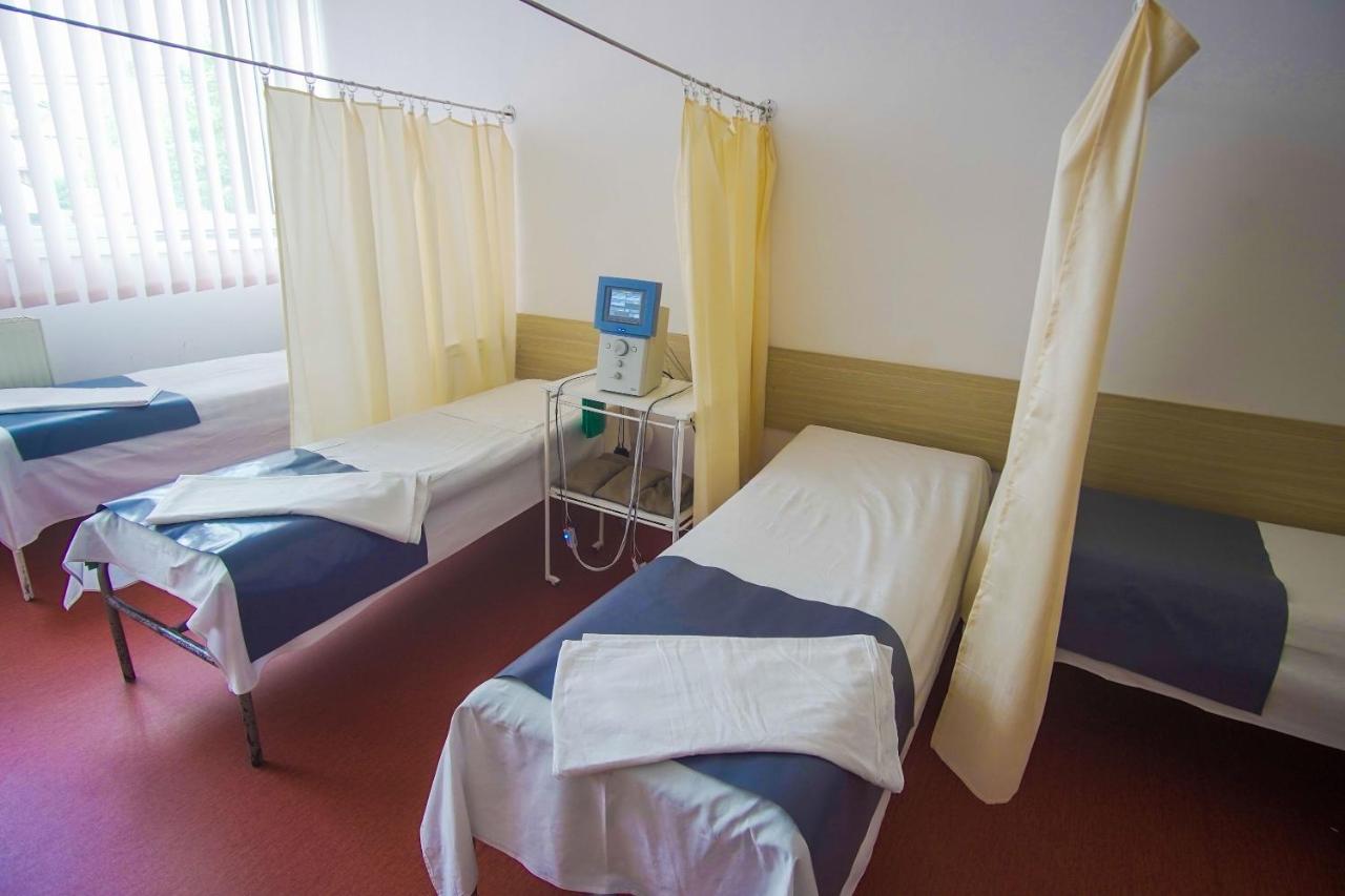 Hotel Turist Pucioasa Екстер'єр фото