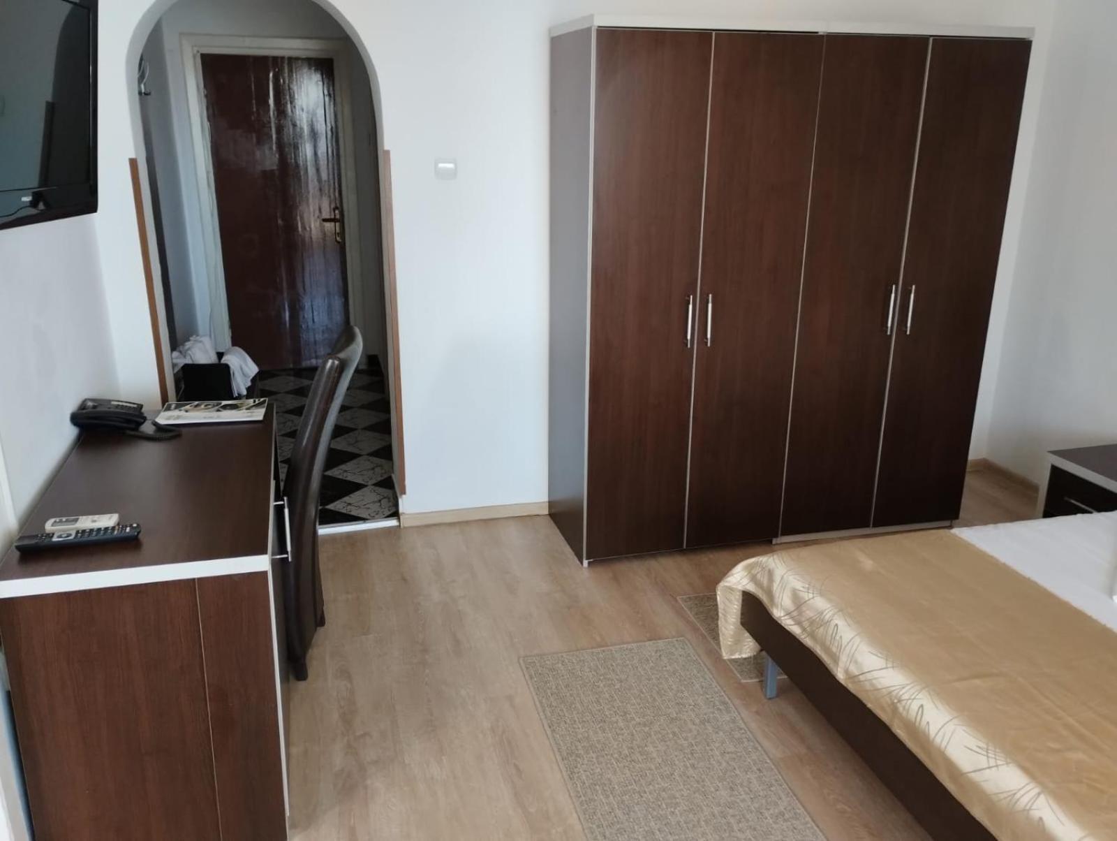 Hotel Turist Pucioasa Екстер'єр фото