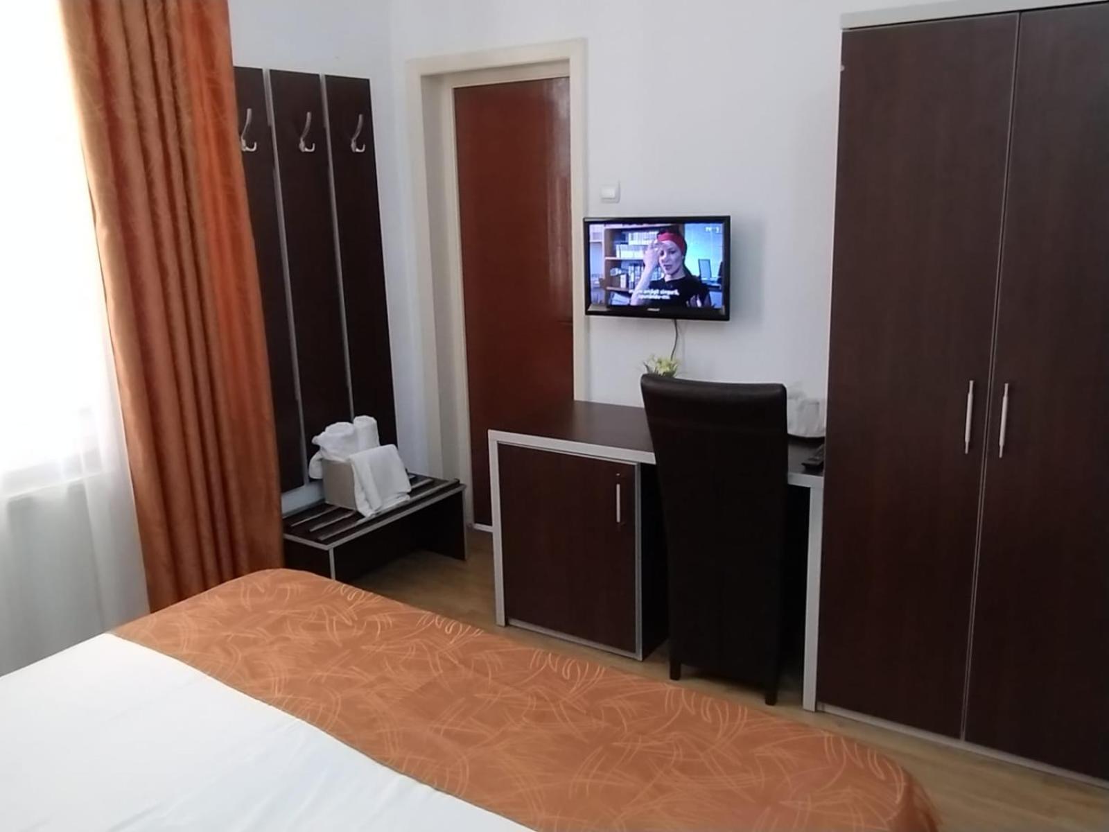 Hotel Turist Pucioasa Екстер'єр фото