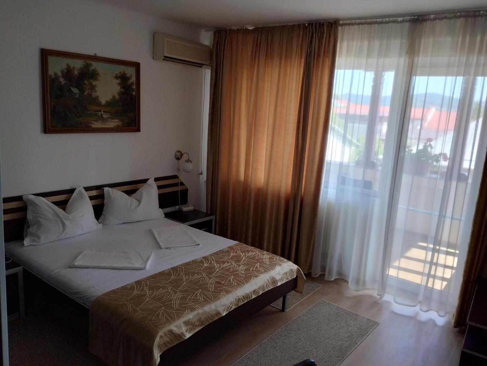 Hotel Turist Pucioasa Екстер'єр фото